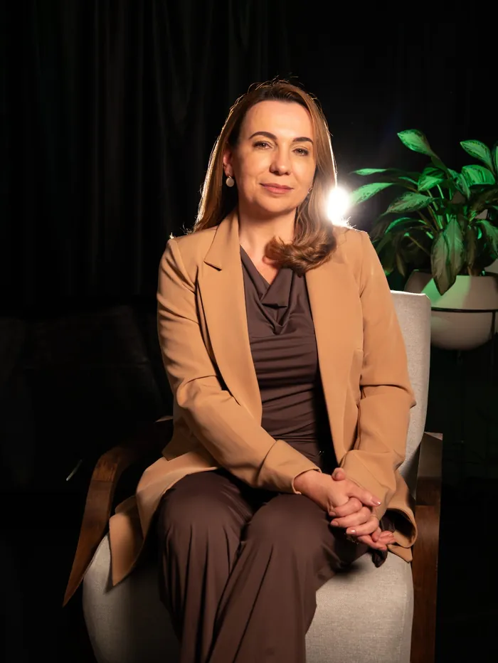Retrato da Nutri Elaine sentada, de blazer caramelo