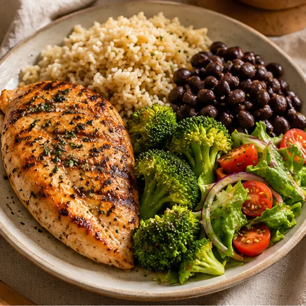 Prato com frango grelhado, arroz integral, feijão e brócolis